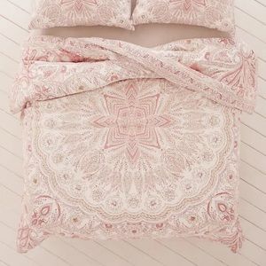 UO Pink Reya Medallion duvet cover Full/Queen Like New